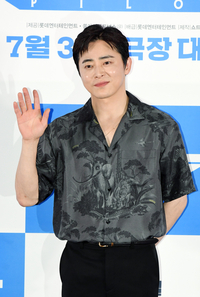 [포토]손인사 건네는 조정석