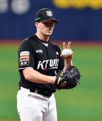 피치컴 효과? KT 벤자민, 6.1이닝 1실점 호투 [SS고척in]