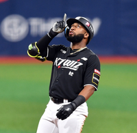 지리한 장마처럼 소강상태 키움-KT전, 로하스가 솔로홈런으로 분위기를 바꿉니다[한번에쓱]