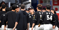 [포토]‘승리투수 벤자민에 축하’ 이강철 감독