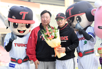 LG 마지막 승부수 외인 투수 교체 “되든 안 되든 이번이 마지막···딱 1명 보러 갔다” [SS잠실in]