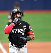 [포토]‘감사인사’ 솔로홈런 로하스