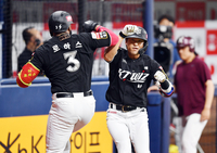 [포토]‘김상수와 홈런자축’ 솔로홈런 로하스