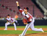 흉기 들고 침입했는데 “일방 폭행당했다?”…나나, 증인으로 채택