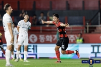 박태하는 김기동의 스틸야드 승리를 허락하지 않았다…‘5골 폭발’ 포항의 압도적 화력, 서울 침몰시키며 4강으로[현장리뷰]