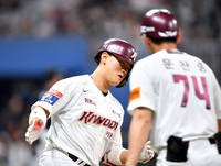 [포토]건희가 해냈습니다! ‘쐐기3점홈런’ 김건희