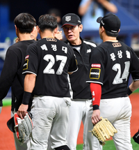 [포토] ‘동점만루홈런 배정대, 역전투런홈런 문상철’ 축하하는 이강