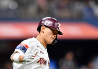 [포토]8-0 만드는‘쐐기3점홈런’ 김건희