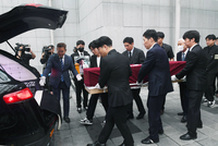 [포토]운구차에 오르는 가수 故 현철