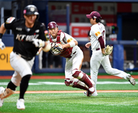 [포토]‘배정대를 잡아라!’ 김건희