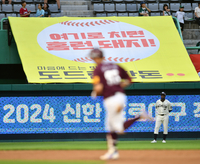 [포토]‘그쪽 아니지만 홈런됐지!’ 솔로포 최주환