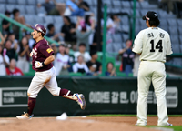 [포토]부러운 최정‘ 솔로포 최주환