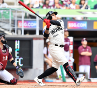[포토]‘1회말 희생타로’ KBO 최고령타자기록 타이 이룬 추신수