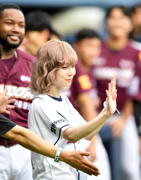 [포토]‘도슨의 과감한 하이파이브를 마치고’ 에스파 윈터