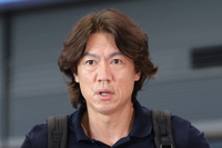 코치 면접+유럽파 만난 홍명보 감독 “충분히 좋은 대화”…한 유튜버 공항서 비난하다가 경호원 제지 [SS현장]