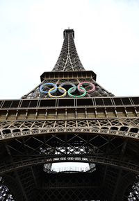 [포토]파리올림픽 하루 앞둔 에펠탑의 오륜 마크