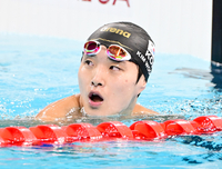 [포토]기록 확인하는 김우민, 전체 7위 결선 진출