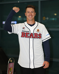 “KS 진출 그 이상 위해 왔다” 두산 새 외국인 타자 제러드 영 입국