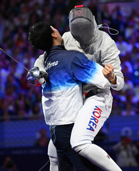 [포토]금메달의 감격을 나누는 오상욱