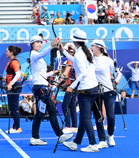 [포토]승리의 하이파이브를 나누는 한국 여자 양궁