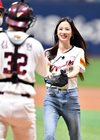 [포토]‘시구볼을 잊다니!’ 솔지