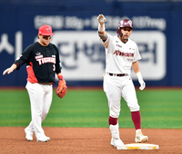 [포토]‘5회말 선두타자 2루타’ 이용규