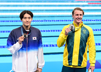 [포토]동메달 김우민, 호주 동료와 함께
