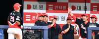 [포토]‘9회초에 야구 다 하네!’ 역전홈런 변우혁