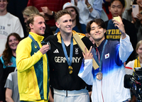 [포토]동메달 김우민, 메달리스트 동료들과 셀카 찰칵!