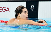 [포토]결선 기록 확인하는 김우민