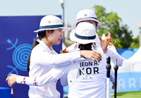 [포토]서로 눈물 닦아주며 금메달의 기쁨을 나누는 여자 양궁 대표팀