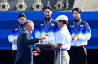 [포토]여자 양궁 대표팀에 기념품 건네는 정의선 회장