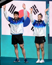 [포토]8강 경기 나서는 임종훈-신유빈