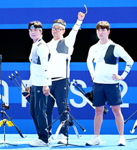 [포토]준결승전 진출한 남자 양궁 대표팀