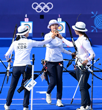 [포토]한 발 한 발에 하이파이브 나누는 여자 양궁 대표팀