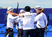 [포토]포옹으로 기쁨을 나누는 한국 여자 양궁 대표팀