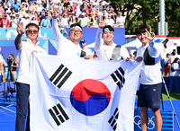 [포토]한국 남자 양궁, 올림픽 3연패 달성!