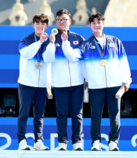 [포토]한국 남자 양궁, 101번째 금메달 땄어요!