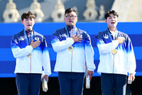 [포토]올림픽 3연패 남자 양궁, 힘차게 부르는 애국가