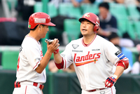 [포토]‘3루 돕니다!’ 투런포 이지영