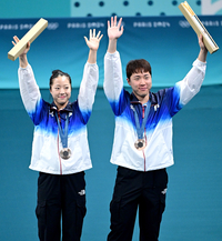 [포토]12년 만의 탁구 메달 획득에 성공한 신유빈-임종훈