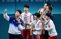 [포토]북한 선수들과 셀카 찍는 신유빈-임종훈