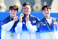 [포토]금메달 세리머니하는 한국 남자 양궁