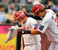 [포토]‘내 머리는 소중한데’ 투런포 이지영