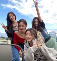 15주년 팬싸 불참 지연 “행복한 15주년” 티아라 멤버들과 우정샷