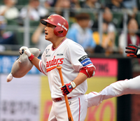 [포토]‘발차기도 좋아!’ 투런포 이지영