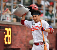 [포토]‘불꽃튀는 타격전이군!’ 투런포 이지영