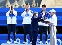 [포토]남자 양궁 금메달 시상하는 이기흥 회장