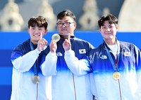 [포토]올림픽 3연패 남자 양궁, 우린 101번째 금메달!