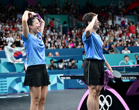 [포토]관중석을 향해 세리머니 하는 신유빈-임종훈